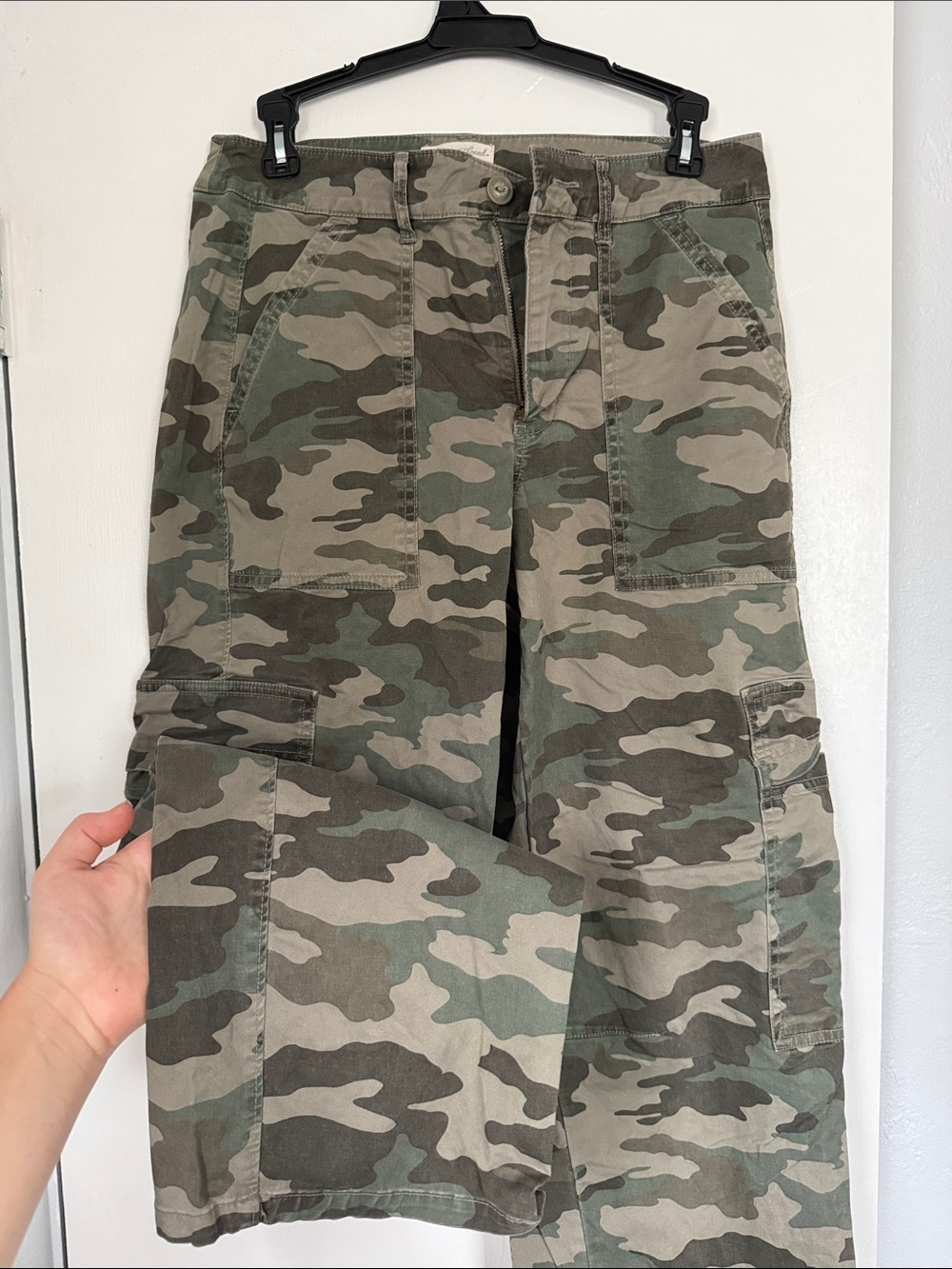 Universal Thread womens Olive & Khaki Camo Cargo Pants